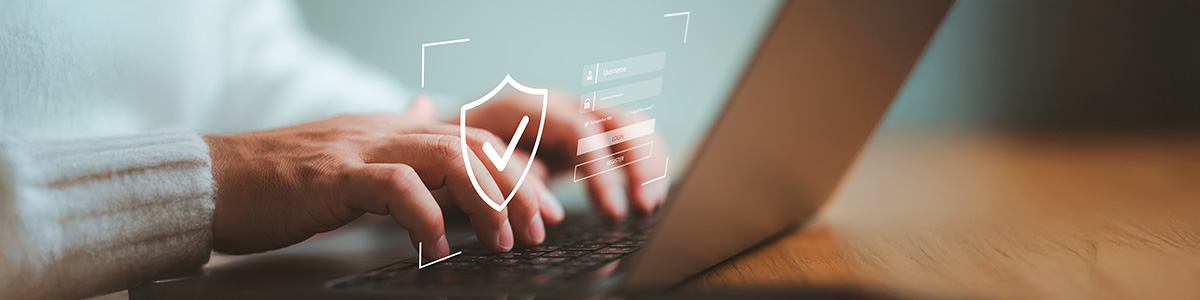 Person am Laptop tippt und Sicherheitssymbol bei Loginformular erscheint - Banner zu Datenschutz bei Online-Umfragen