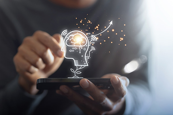 Person hält Smartphone – darüber Illustration von Künstlicher Intelligenz