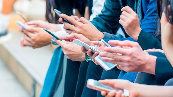 Hände einiger Menschen, alle mit Smartphone in der Hand – Beitragsbild zur Onlinebevölkerung