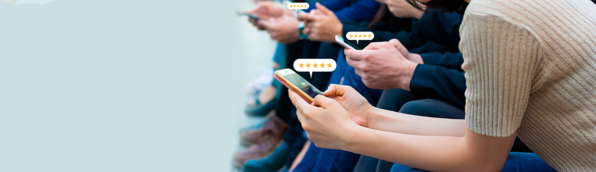 Mehrere sitzende Personen, nur Oberkörper seitlich sichtbar. Alle mit Smartphone in der Hand. Sternebewertungen sind abgebildet. Banner zu Benchmark-Fragen